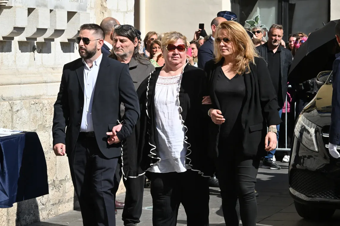 Mindy, la fille de Loana : présence aux obsèques ou confusion ?