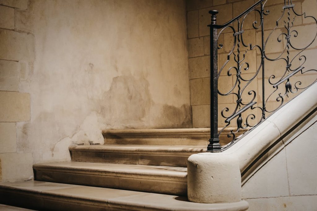 Comment poncer un escalier en bois soi-même : toutes les étapes