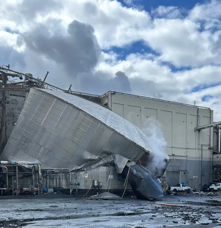 Explosion chimique aux États-Unis : un mort et neuf disparus après l’implosion d’une cuve géante